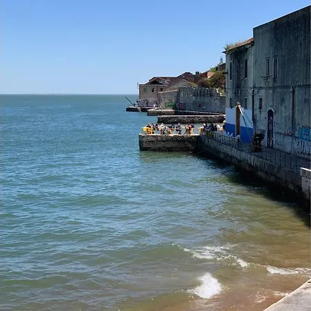 -guest House - Caparica - - Surf Sun And Lisbon Lovers בקתה